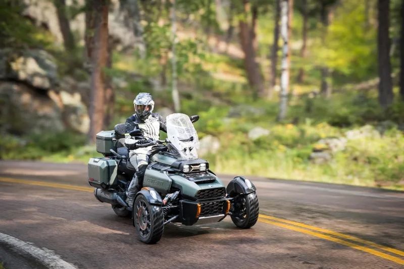 Canyon Red Rock (2026) Трицикл Can-Am  3104 фото